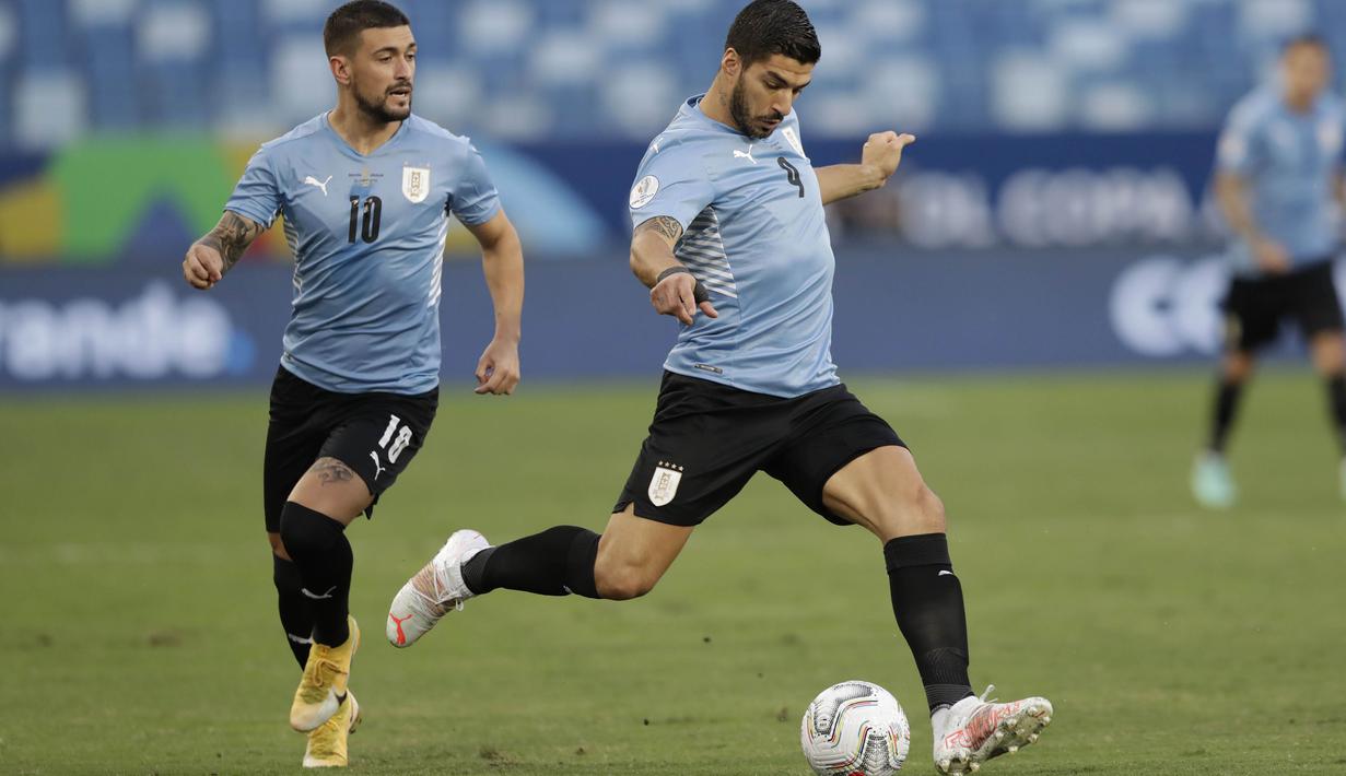 Luis Suarez punya beberapa kali peluang untuk menciptakan gol bagi Timnas Uruguay. Namun sayang tendangan serta sundulan Suarez masih belum mampu menjebol gawang Bolivia. (Foto: AP/Andre Penner)