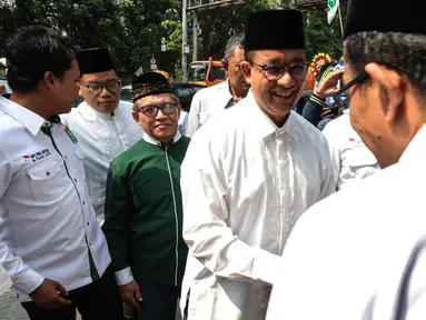 Mantan Gubernur Jakarta, Anies Baswedan menyambangi kantor Dewan Pimpinan Wilayah (DPW) Partai Kebangkitan Bangsa (PKB) Jakarta, di kawasan Pulo Gadung, Jakarta Timur, Minggu (21/7/2024). (Liputan6.com/Angga Yuniar)