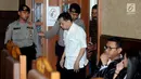 Tersangka korupsi proyek E-KTP Setya Novanto saat masuk ruang persidangan di Pengadilan Tipikor, Jakarta, Rabu (13/12). Sidang diskors untuk melakukan pemeriksaan kesehatan terhadap Setya Novanto. (Liputan6.com/Helmi Fithriansyah