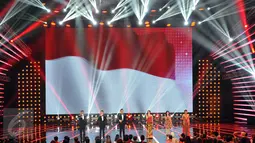 Tata cahaya panggung yang memukau saat konser amal "Voice Of Indonesia", Jakarta, Sabtu (17/10/2015). Konser tersebut sebagai aksi peduli kepada masa depan anak Indonesia. (Liputan6.com/Helmi Afandi)