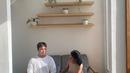 Di kesempatan itu, Yuni Shara tampak banyak berbincang dengan Cello ditemani camilan dan kopi. (FOTO: instagram.com/cello_shn)