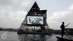 Sekolah terapung di Lagos Lagoon, Nigeria (29/2/2016). Karena unik, desain sekolah ini masuk dalam nominasi Designs of the Year 2014 yang diawasi oleh Museum Design di London. (Reuters/Akintunde Akinleye)
