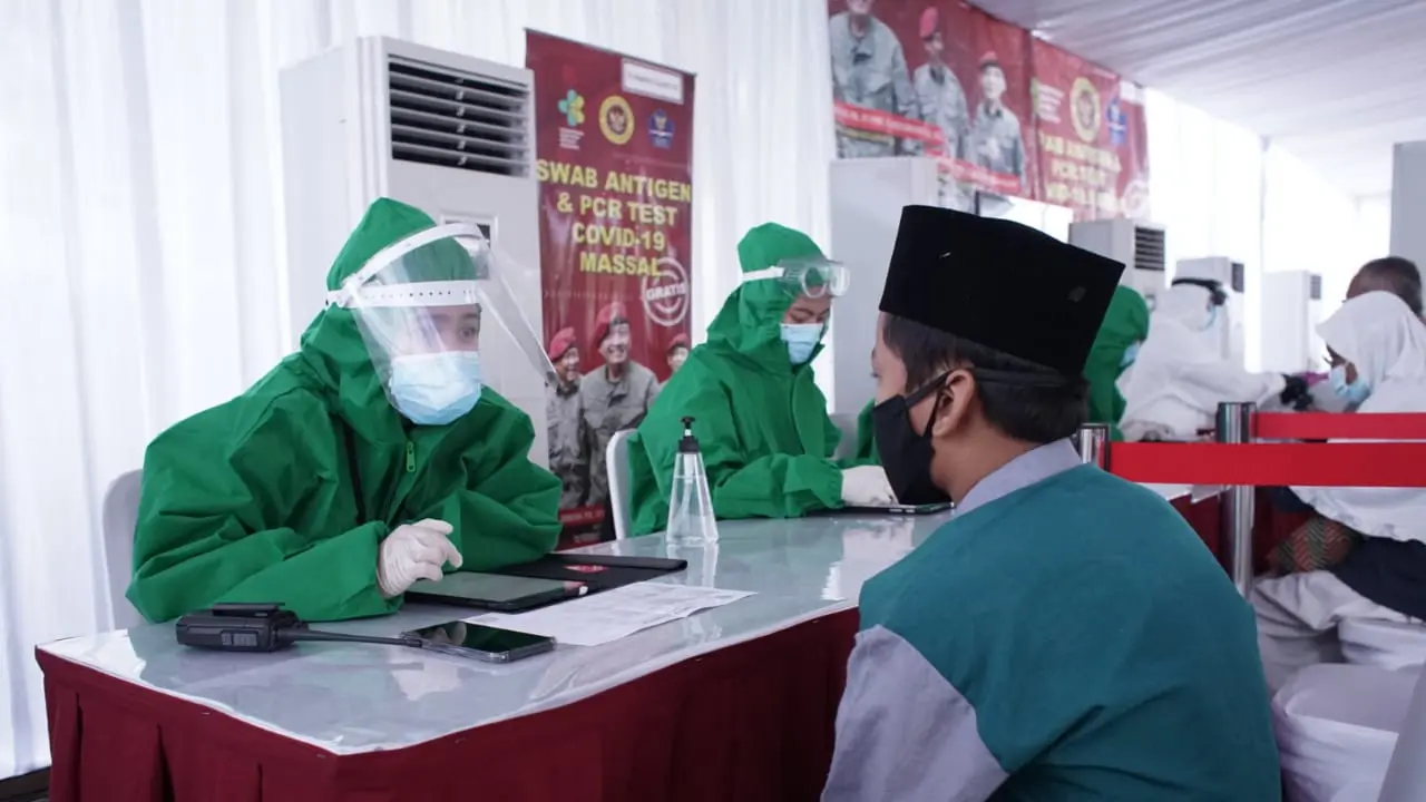 Badan Intelijen Negara menggelar test usap massal kepada warga di Terminal Bojong Gede, Kabupaten Bogor, Jawa Barat, Selasa (16/2/2021).
