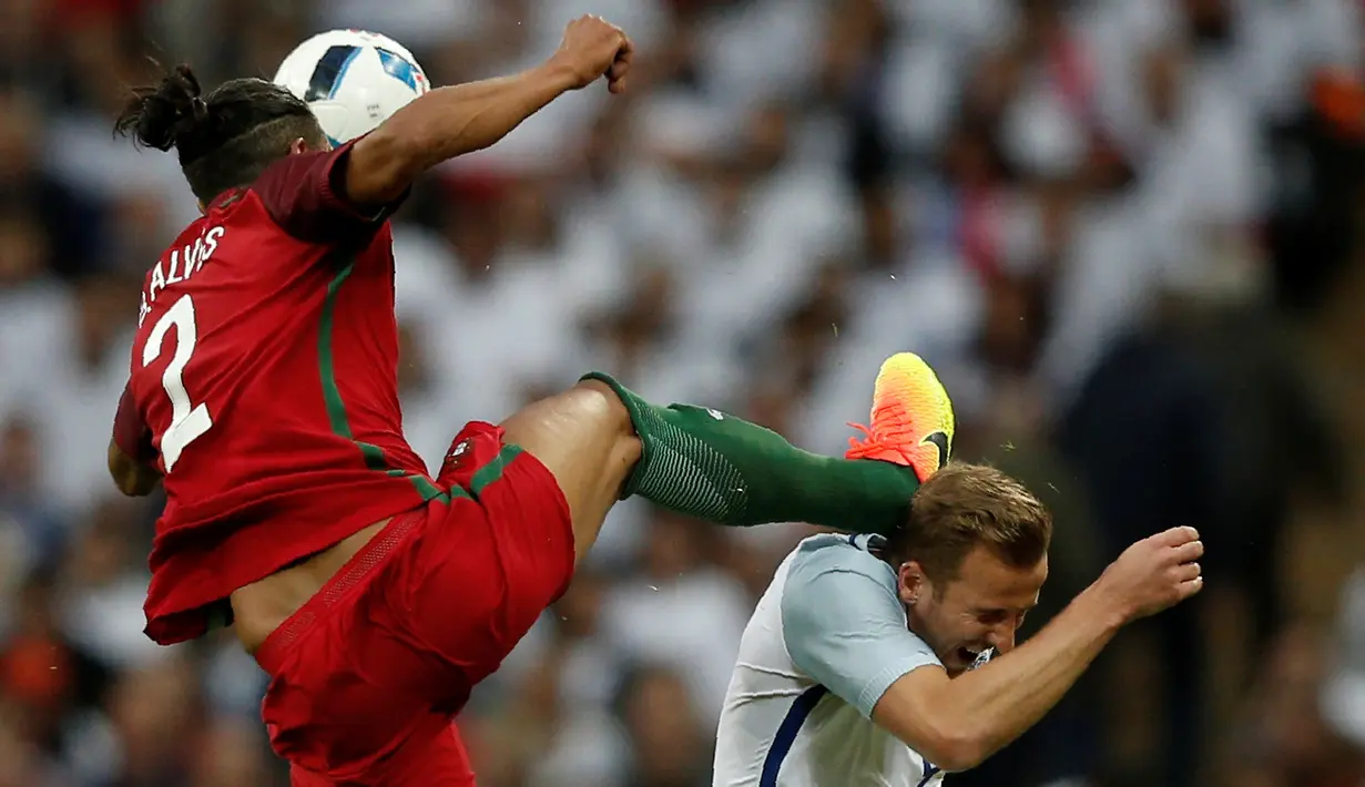 Bek Portugal, Bruno Alves, melanggar striker Inggris, Harry Kane, dalam laga persahabatan di Stadion Wembley, London, Kamis (2/6/2016). (AFP/Adrian Dennis)