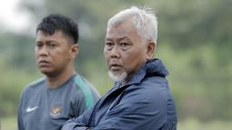 Pelatih Timnas wanita Indonesia, Satia Bagdja, saat seleksi pemain di Lapangan Sawangan, Depok, Selasa (6/3/2018). 40 pemain mengikuti Seleksi untuk Asian Games dan Piala AFF Wanita 2018. (Bola.com/M Iqbal Ichsan)