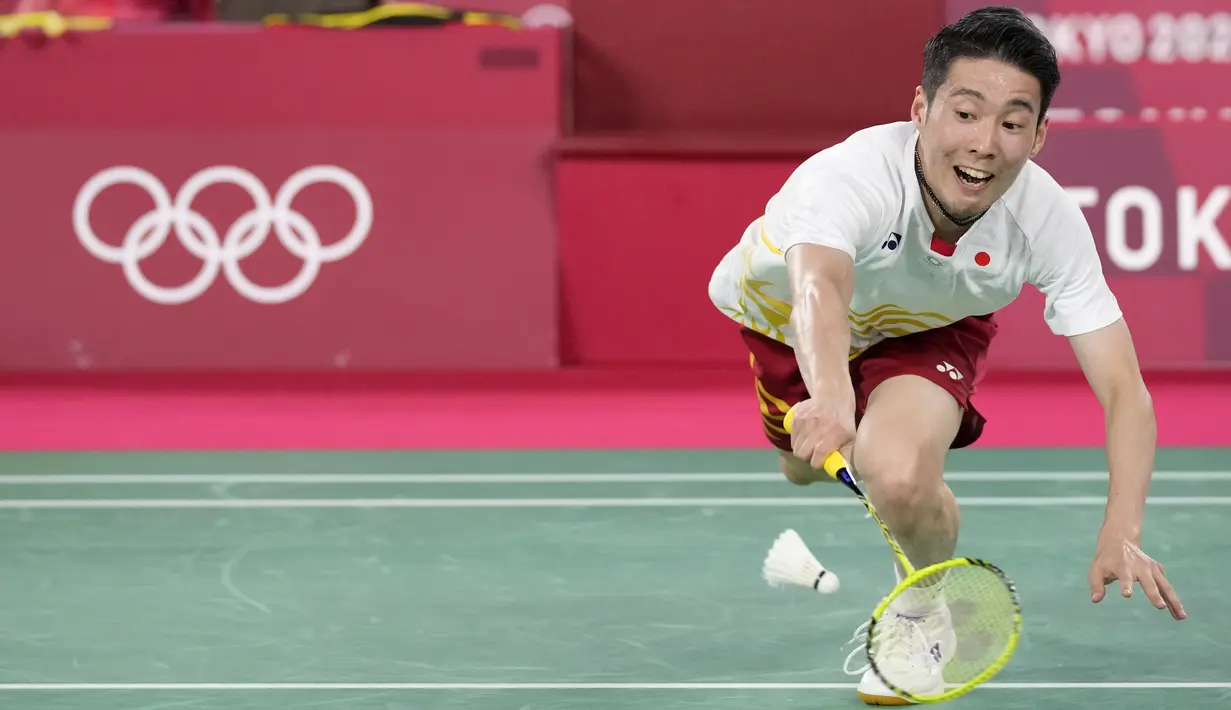 Pebulu tangkis Jepang Kanta Tsuneyama saat melawan pebulu tangkis Indonesia Anthony Sinisuka Ginting pada pertandingan tunggal putra Olimpiade Tokyo 2020 di Tokyo, Jepang, Kamis (29/7/2021). Ginting lolos ke perempat final Olimpiade Tokyo 2020 usai mengalahkan Kanta. (AP Photo/Dita Alangkara)