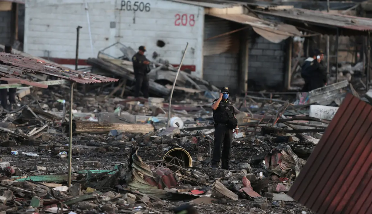 Petugas kepolisian berdiri di lokasi ledakan pasar kembang api di luar Ibu Kota Meksiko, Selasa (20/12). Ledakan terjadi ketika pasar penuh sesak dengan orang-orang yang berbelanja kembang api untuk perayaan Natal dan Tahun Baru. (REUTERS/Edgard Garrido)