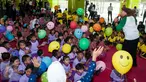 Sejumlah murid PAUD mengikuti acara dongeng bersama di Stasiun Gambir, Jakarta Pusat, Senin (20/3). Memperingati Hari Dongeng Sedunia, PT KAI bekerja sama dengan Komunitas Dongeng Ceria menggelar acara dongeng bersama. (Liputan6.com/Gempur M Surya)