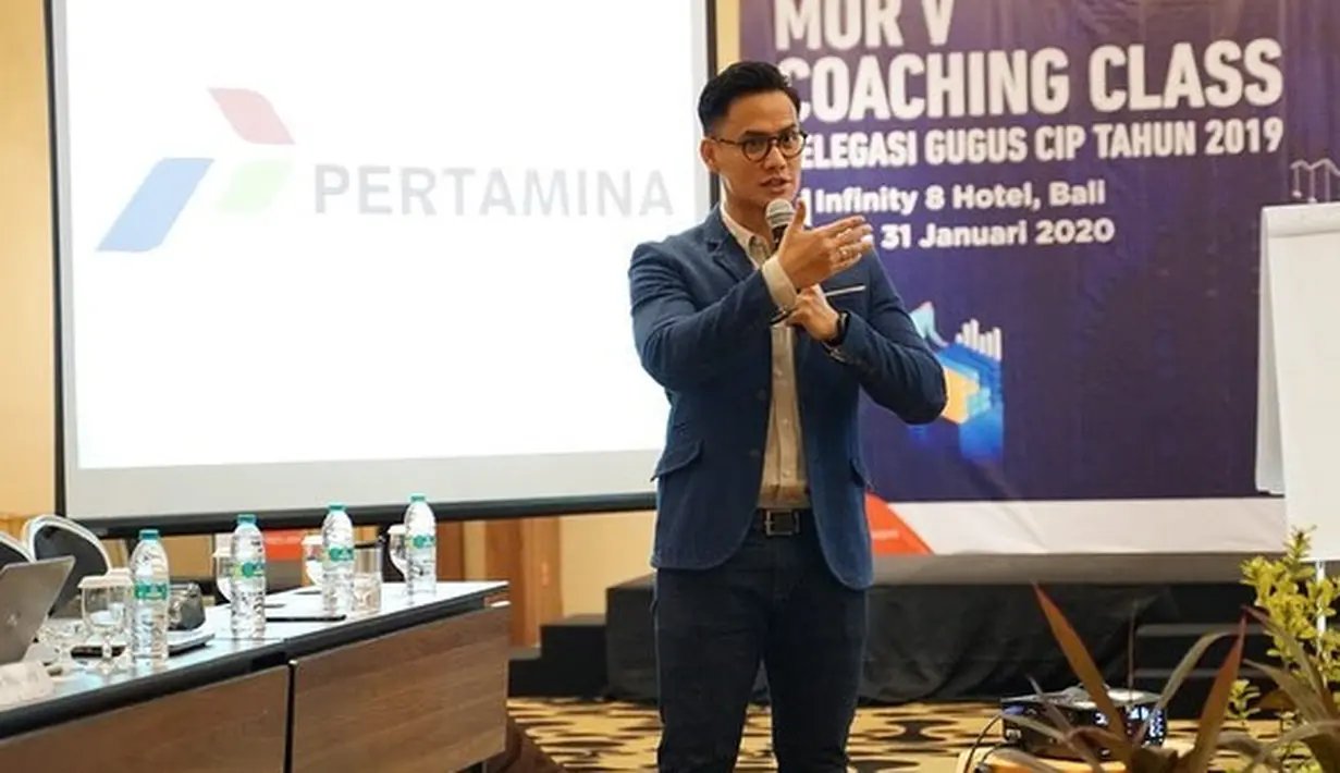 Uniknya, keinginan lain Anya di tengah pandemi ini adalah merapikan bulu mata. Lantaran pusat perbelanjaan masih tutup, jadi bulu mata yang menempel tinggal tersisa. (Instagram/sitohangchoky)