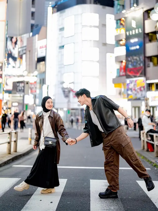 Dinda Hauw dan Rey Mbayang saat liburan