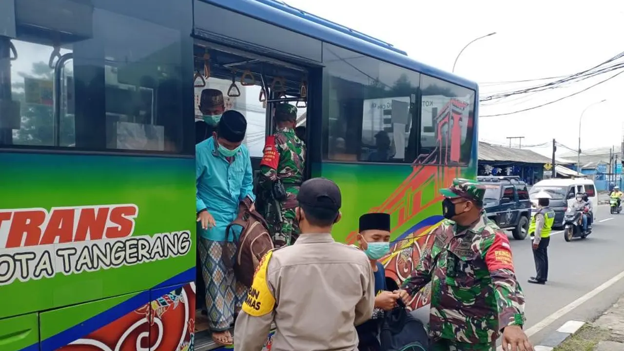 Sejumlah santri dari luar Jakarta yang akan ikut dalam Aksi 1812 terjaring razia di perbatasan Ibu Kota dengan Tangerang