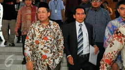 Wakil Ketua DPR RI Fahri Hamzah didampingi kuasa hukumnya berjalan keluar ruang sidang Pengadilan Negeri Jakarta Selatan (PN Jaksel), Selasa (3/5). PN Jaksel menggelar mediasi antara Fahri Hamzah dengan PKS. (Liputan6.com/Yoppy Renato)