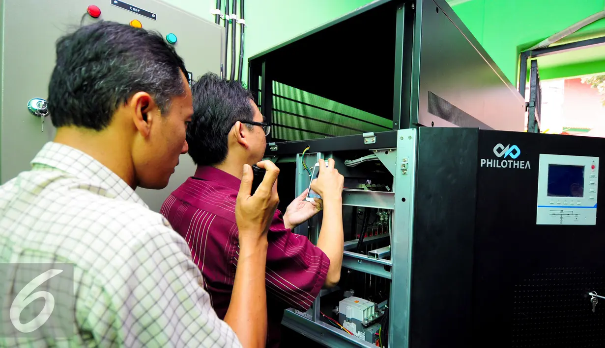 Tim ahli dari Dirtipikor Bareskrim Polri melakukan pemeriksaan UPS di SMAN 57, Jakarta, Sabtu (13/6/2015). Pemeriksaan dibantu 6 tim ahli untuk mengetahui daya dan instalasi UPS di tiap sekolah penerima. (Liputan6.com/Yoppy Renato)