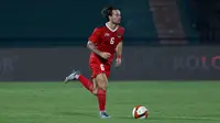 Pemain Timnas Indonesia U-23, Marc Klok saat pertandingan melawan Timor Leste dalam laga kedua fase Grup A SEA Games 2021 di Stadion Viet Tri, Phu Tho, Vietnam, Selasa (10/5/2022). (Bola.com/Ikhwan Yanuar)