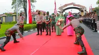 Penyambutan Danrem Wirabima Bukitbarisan yang baru dengan pencak silat di Polda Riau. (Liputan6.com/M Syukur)