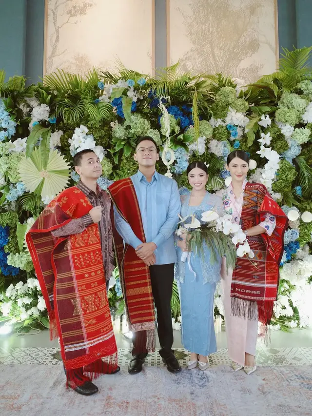 6 Potret Outfit Raditya Dika dan Anissa Aziza di Lamaran Sang Adik Edgar Nasution