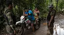 Polisi menginterogasi penambang ilegal saat melaksanakan Operation Mercury di dekat pangkalan polisi Mega 12, Provinsi Tambopata, Peru, 3 April 2019. Keberadaan tambang ilegal di hutan Amazon ini sangat merusak kelestarian lingkungan. (AP Photo/Rodrigo Abd)