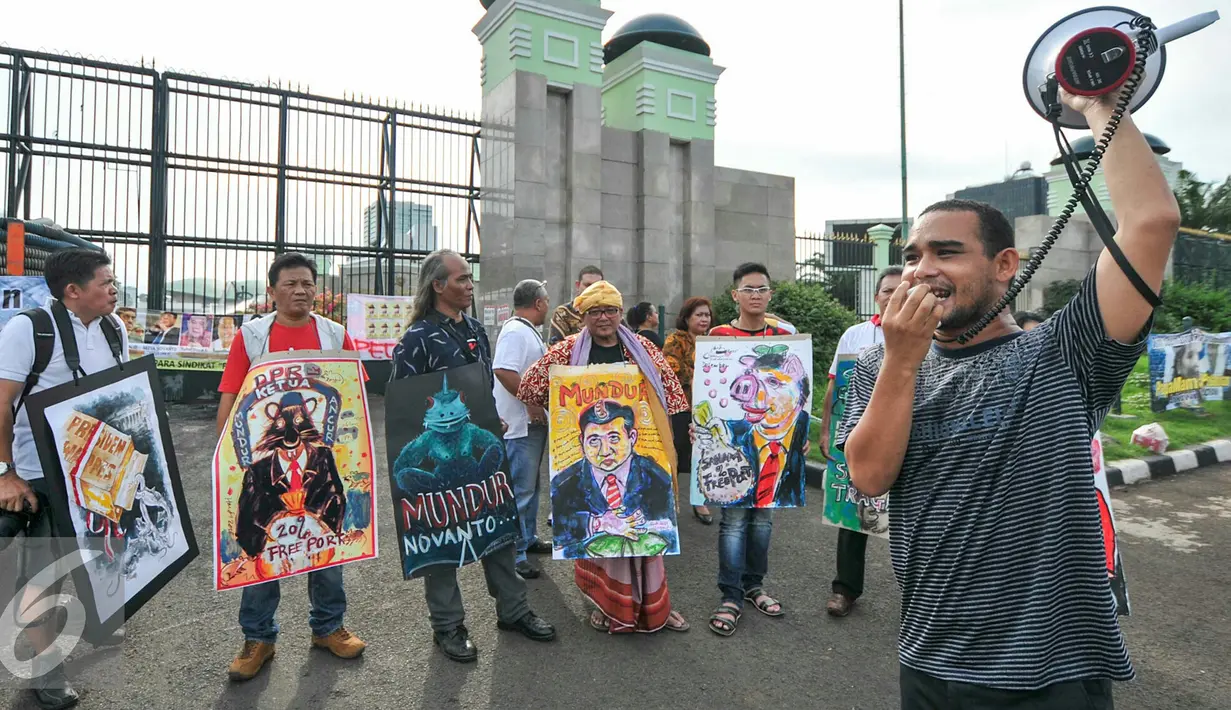 Sejumlah seniman mengenakan lukisan-lukisan karya pelukis Hardi yang menyindir ketua DPR Setya Novanto untuk mundur dari jabatannya, Jakarta, Senin (7/12/2015). (Liputan6.com/Yoppy Renato)