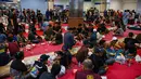 Korban selamat  kebakaran KM Mutiara Sentosa II setibanya di Dermaga Jamrud Utara, Pelabuhan Tanjung Perak, Surabaya, Jawa Timur, Senin (3/8/2026).  (AFP/ Juni Kriswanto)