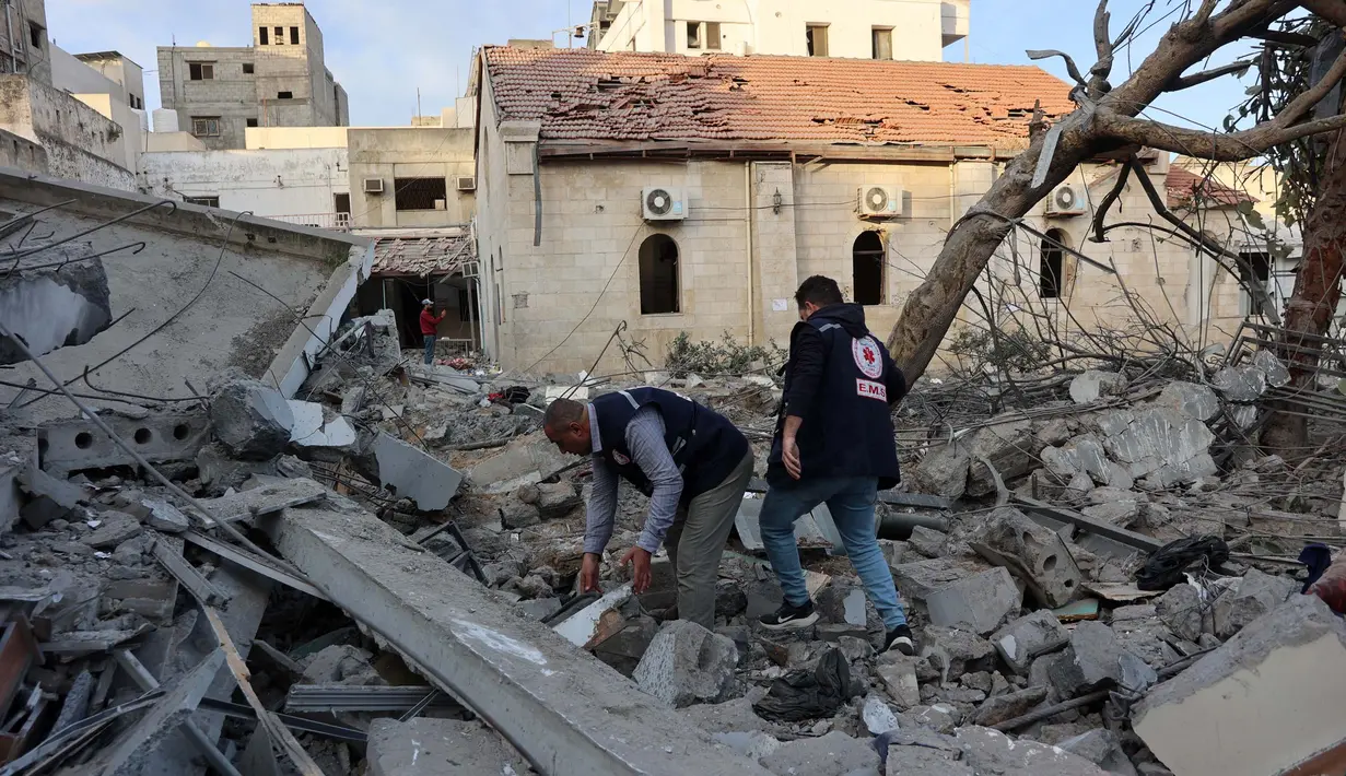 Tim penyelamat memeriksa Rumah Sakit Al-Ahli usai serangan Israel di Kota Gaza pada 13 April 2025. (Omar AL-QATTAA/AFP)