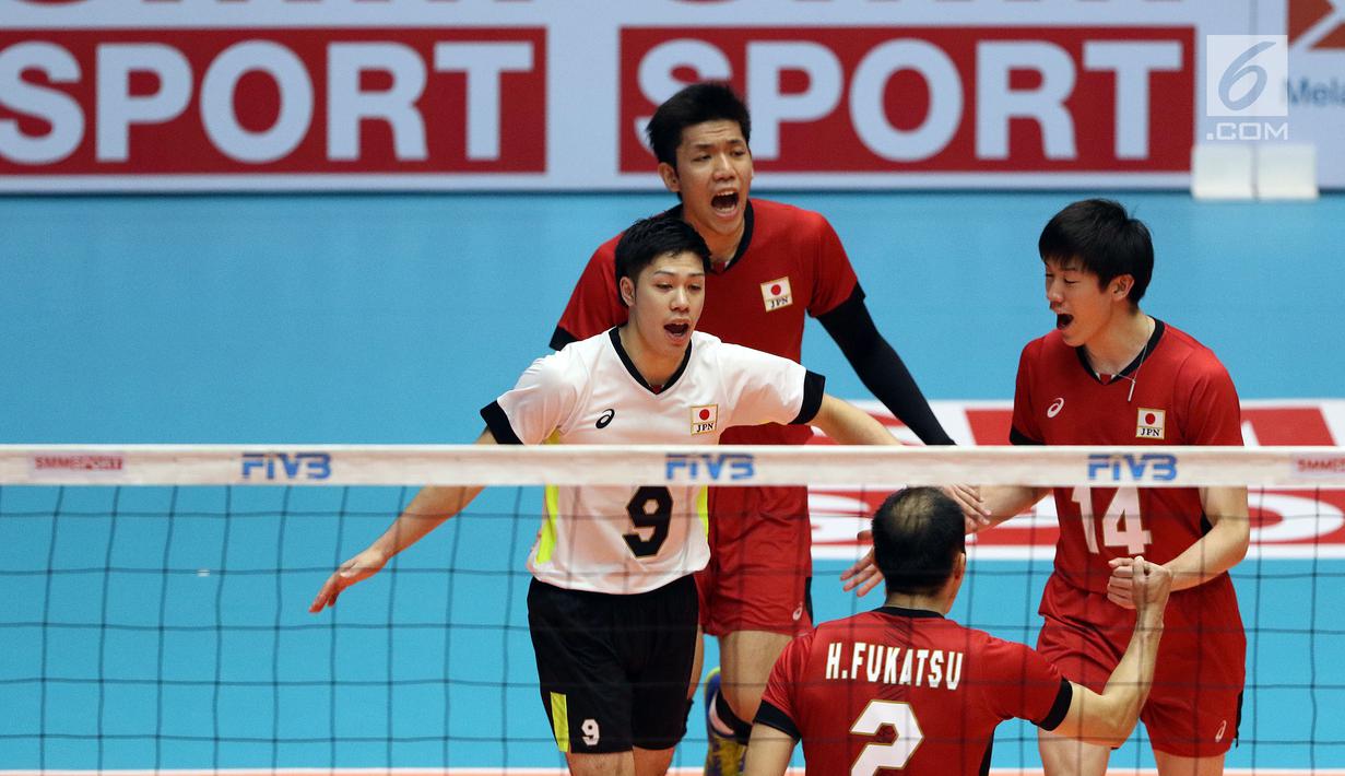 Pemain Timnas voli putra Jepang bersorak merayakan poin saat melawan Kazakhstan pada 8 besar grup E Kejuaraan Voli Asia 2017 di GOR Tri Dharma, Gresik, Kamis (27/7). Jepang unggul 3-0 (25-18, 25-19, 25-23). (Liputan6.com/Helmi Fithriansyah)