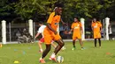 Bek Persipura, Bio Paulin menggring bola saat latihan di Lapangan C Senayan, Jakarta, Selasa (5/5/2015). Latihan tersebut merupakan persiapan jelang AFC 2015 di Bengaluru, India, 12 Mei mendatang. (Liputan6.com/Helmi Fithriansyah)