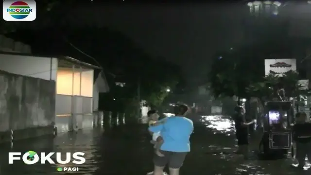 Warga menduga banjir terjadi akaibat meluapnya Kali Mampang yang tidak mampu menampung banjir kiriman.