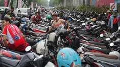 Sepeda motor memadati bahu jalan dan trotoar di sepanjang Jalan Gerbang Pemuda, Senayan, Jakarta, Rabu (10/7/2019). Adanya pertandingan sepak bola antara tim Persija Jakarta melawan Persib Bandung membuat sejumlah titik di kawasan Senayan menjadi lokasi parkir liar. (Liputan6.com/Immanuel Antonius)