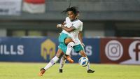 Pemain Timnas Indonesia U-19, Ronaldo Joybera R Junior Kwateh menendang bola ke gawang Timnas Vietnam U-19 saat laga Grup A Piala AFF U-19 2022 di Stadion Patriot Candrabhaga, Bekasi, Jawa Barat, Sabtu (02/07/2022). (Bola.com/Ikhwan Yanuar)