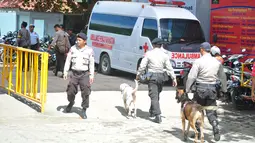 Menjelang eksekusi mati terpidana kasus narkotika, pengamanan diperketat di Dermaga Wijayapura, Cilacap, Senin (27/4/2015). Tampak sejumlah polisi dan anjing pelacak berada di tempat tersebut. (Liputan6.com/Yoppy Renato)