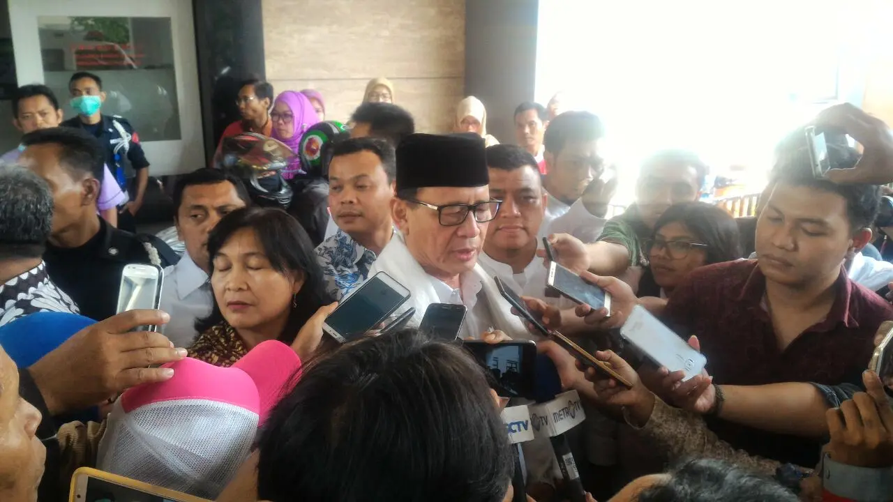 Gubernur Banten Wahidin Halim menjenguk korban ledakan pabrik kembang api