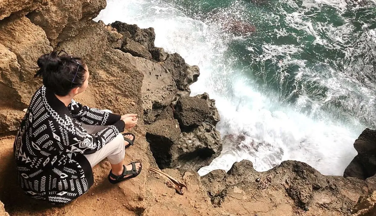 Pemilik tinggi 170 cm ini terlihat sangat tenang ketika menikmati pantai dari atas bukit. Deburan ombak seperti menenangkan pikiran Yuki. Momen Yuki Kato melepas penat dengan melihat laut ini banjir like dan komentar dari netizen. (Liputan6.com/IG/@yukikt)