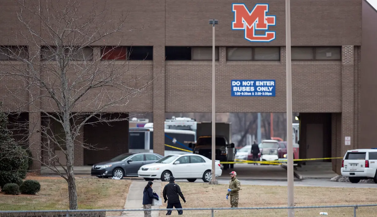 Pihak berwenang menyelidiki kasus penembakan mematikan yang terjadi di sebuah SMA Marshall County High School di Benton, Kentucky, Amerika Serikat, Selasa (23/1). Dua siswa dilaporkan tewas dalam kejadian tersebut. (Ryan Hermens/The Paducah Sun via AP)
