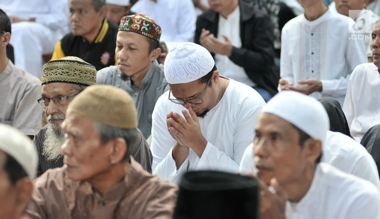 Ratusan jemaah saat menghadiri Salat Idul Adha di Masjid Al Furqan DDII, Jakarta, Selasa (21/8). Sejumlah umat Islam di Indonesia menunaikan Salat Idul Adha 1439 H hari ini meski pemerintah menetapkan Idul Adha Rabu (22/8). (Merdeka.com/Iqbal S. Nugroho)