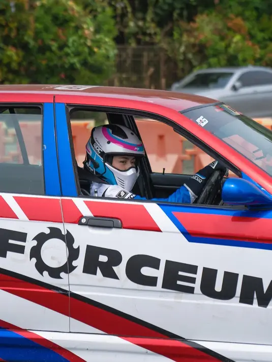 Dipadukan dengan hijab dan kacamata hitam, Nathalie tampil lihai di balik setir [@nathalieholscher]