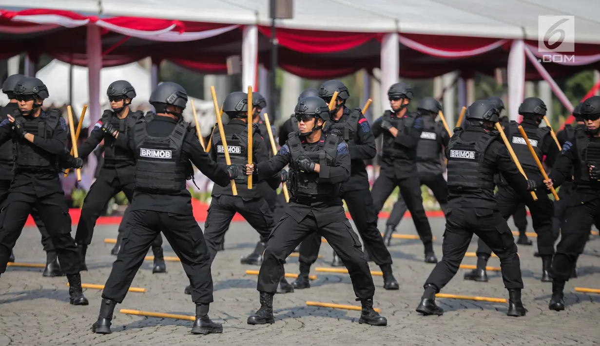 Atraksi bela diri Eskrima Brimob dalam HUT ke-73 Bhayangkara di Monas, Jakarta, Rabu (10/7/2019). HUT ke-73 Bhayangkara ini bertemakan ‘Dengan Semangat Promoter, Pengabdian Polri untuk Masyarakat, Bangsa dan Negara. (Liputan6.com/Faizal Fanani)