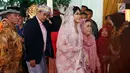 Kahiyang Ayu didampingin suaminya Bobby Nasution mengikuti prosesi pemberian marga di rumah Pamannya Bobby Nasution di Medan, Selasa (21/11). Kahiyang Ayu resmi menjadi Kahiyang Ayu Boru Siregar. (Liputan6.com/JohanTallo)