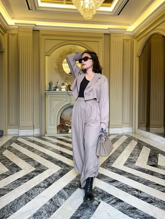 Buat kamu yang kerja di industri kreatif, set cropped blazer dan celana panjang hitam bakal terlihat edgy. Apalagi ditutup dengan boots hitam [@prillylatuconsina96]