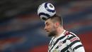 Bek Manchester United, Luke Shaw menyundul bola dalam pertandingan lanjutan Liga Inggris melawan Crystal Palace. (Foto: AFP/Pool/Matthew Childs)