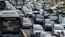 Kendaraan terjebak macet di Jalan Sudirman-Thamrin, Jakarta, Kamis (20/12). Pemerintah juga ingin mendorong masyarakat agar menggunakan angkutan umum yang murah dan nyaman seperti tranportasi multi moda. (Liputan6.com/JohanTallo)