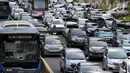 Kendaraan terjebak macet di Jalan Sudirman-Thamrin, Jakarta, Kamis (20/12). Pemerintah juga ingin mendorong masyarakat agar menggunakan angkutan umum yang murah dan nyaman seperti tranportasi multi moda. (Liputan6.com/JohanTallo)