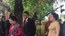 Presiden ke-5 RI Megawati Soekarno Putri dan Menteri PMK, Puan Maharani saat menghadiri prosesi pernikahan Kahiyang Ayu-Bobby Nasution di Graha Saba, Surakarta, Rabu (8/11). (Liputan6.com/ Lizsa Egeham)