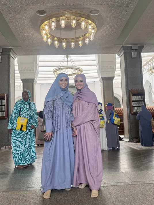 Kaftan yang dikenakan Ririn Ekawati ternyata serupa dengan sang adik, Rini Yulianti. Hanya saja Rini kenakan versi warna biru [@ririnekawati]