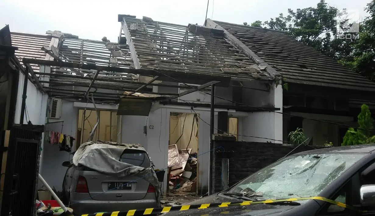 Kondisi salah satu rumah yang rusak setelah selang saluran gas milik Perusahaan Gas Negara (PGN) meledak, di Cimanggu Residence, Tanah Sereal, Kota Bogor, Rabu (14/2). Bunyi ledakan terdengar di kediaman Grace Tini Halim. (Liputan6.com/Achmad Sudarno)