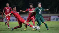 Pemain Persebaya Surabaya, Sho Yamamoto (kanan) berusaha melewati pemain Arema FC pada laga lanjutan pekan ke-33 BRI Liga 1 2022/2023 di Stadion PTIK, Jakarta, Selasa (11/04/2023). (Bola.com/Bagaskara Lazuardi)