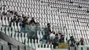 Pemain cadangan dan staf pelatih Juventus duduk di kursi sebelum menghadapi AC Milan pada leg kedua Coppa Italia di Allianz Stadium, Turin, Italia, Jumat (12/6/2020). Juventus sukses melaju ke final Coppa Italia setelah bermain 0-0. (AP Photo/Luca Bruno)