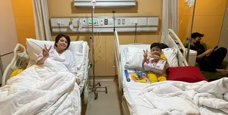 Kabar meneyedihkan datang dari artis cantik Tya Ariestya yang kini tengah terbaring di rumah sakit. Tak sendirian, anak pertamanya, Muhammad Kanaka Ratinggang juga sakit dan mereka di rawat rumah sakit dan berada di satu kamar perawatan yang sama. (Instagram/tya_ariestya)