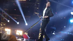 Aksi panggung vokalis Grup Band Noah, Ariel dalam malam Pesta Rakyat Konser Kemerdekaan  di Senayan, Jakarta, Rabu (17/8). Konser HUT ke-71 Kemerdekaan RI dihadiri 17 musisi. (Liputan6.com/Faizal Fanani)