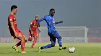 Aksi gelandang Arema, Makan Konate, saat pertandingan melawan Kalteng Putra di Stadion Tuah Pahoe, Palangkaraya, Rabu (7/8/2019). (Bola.com/Iwan Setiawan)