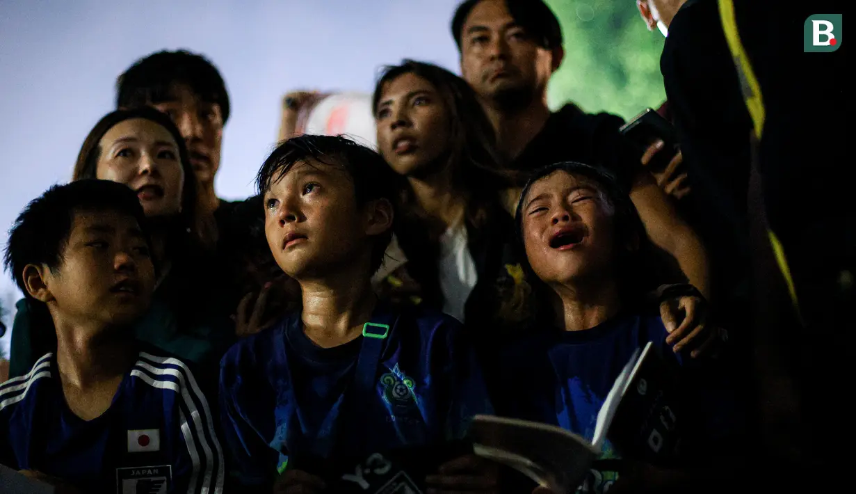 <p>Sejumlah anak-anak Jepang menangis setelah gagal mendapatkan tanda tangan pemain Timnas Jepang, Kaoru Mitoma setelah sesi latihan menjelang laga lanjutan putaran ketiga Kualifikasi Piala Dunia 2026 melawan Timnas Indonesia di Lapangan A, Kompleks Stadion Utama Gelora Bung Karno (SUGBK), Senayan, Jakarta, Rabu (13/11/2024). (Bola.com/Bagaskara Lazuardi)</p>